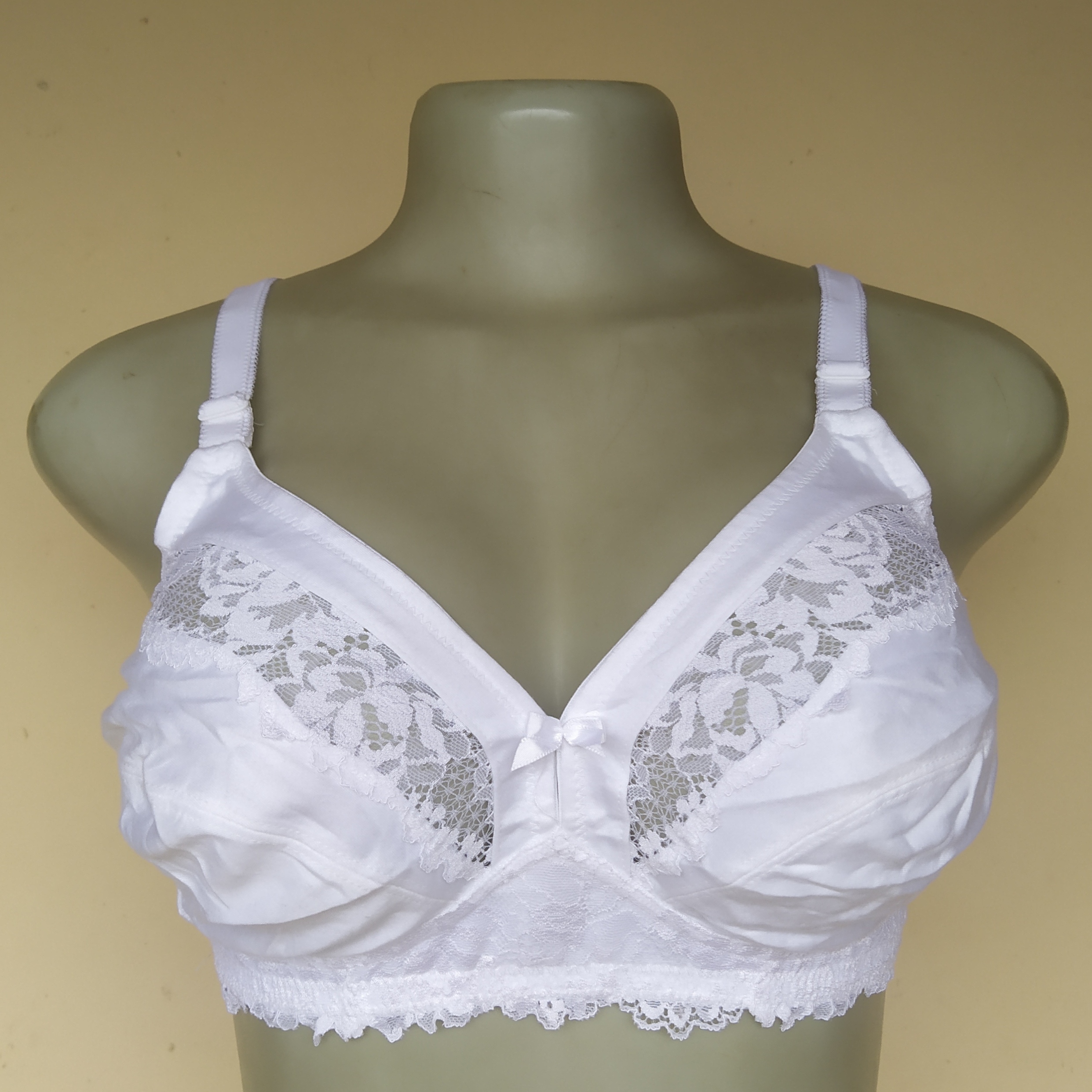 40A - Unbranded White Non Wired Non Padded Bra