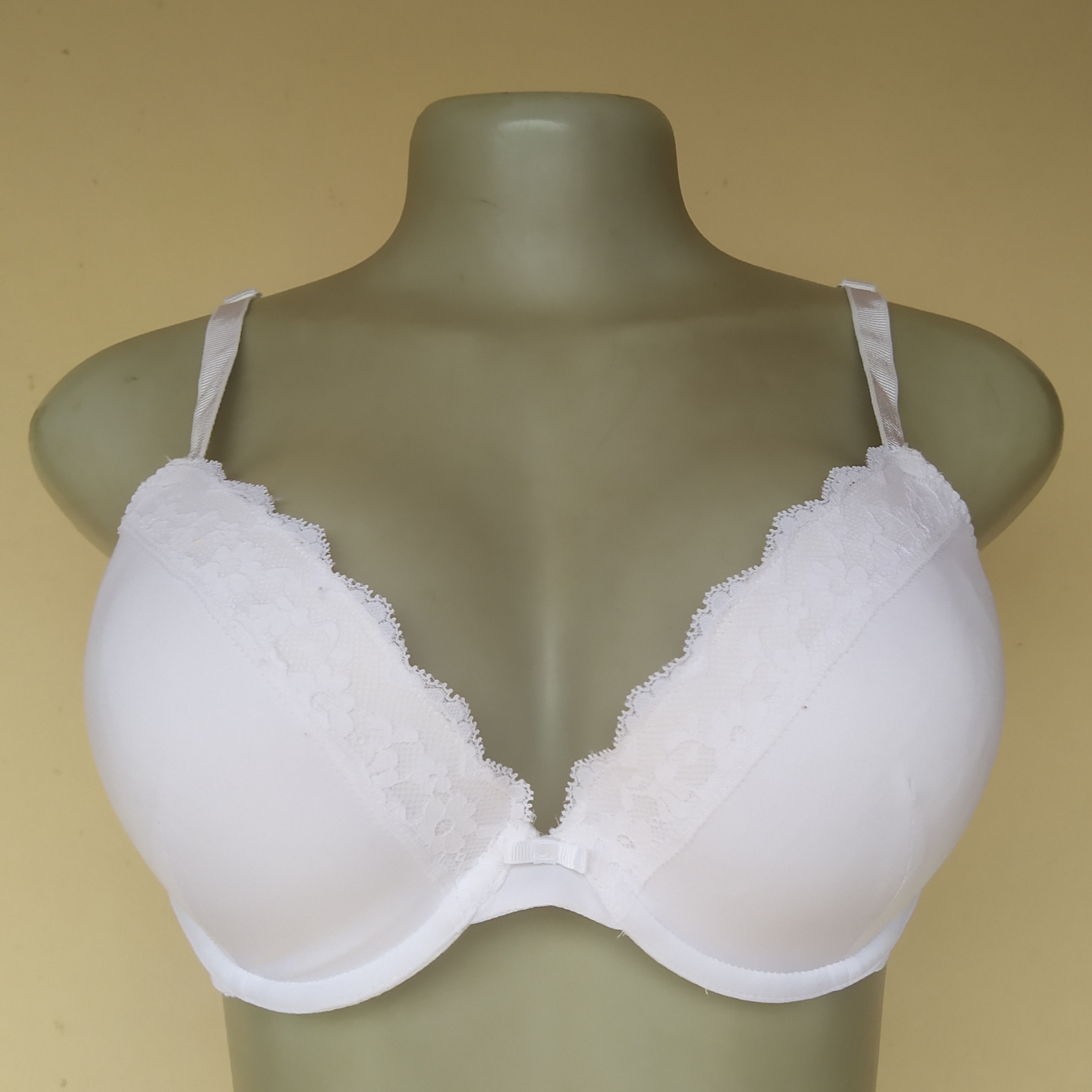 40A - Unbranded White Light Padded Bra