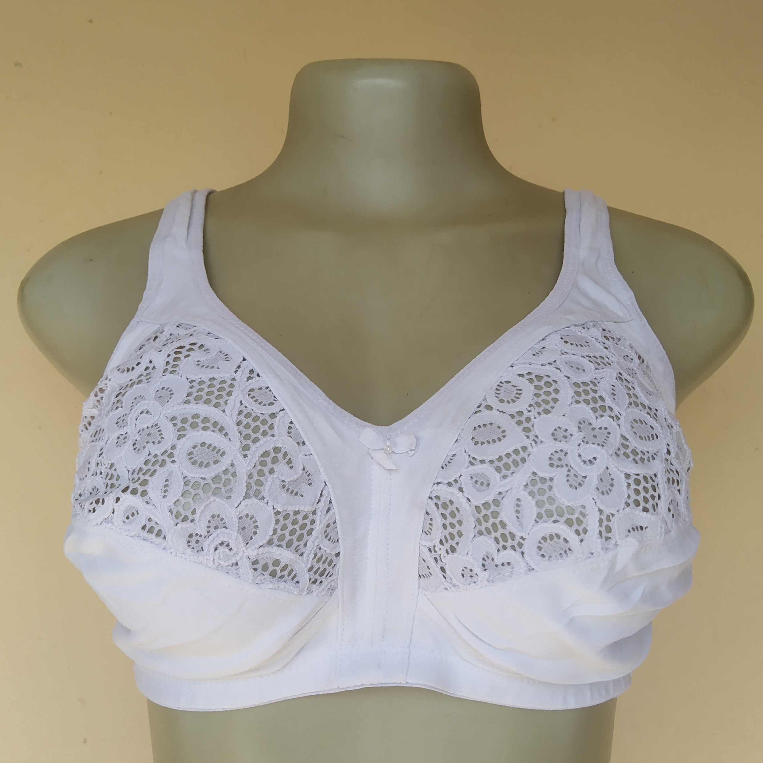 40B - Unbranded White Non Wired Non Padded Bra