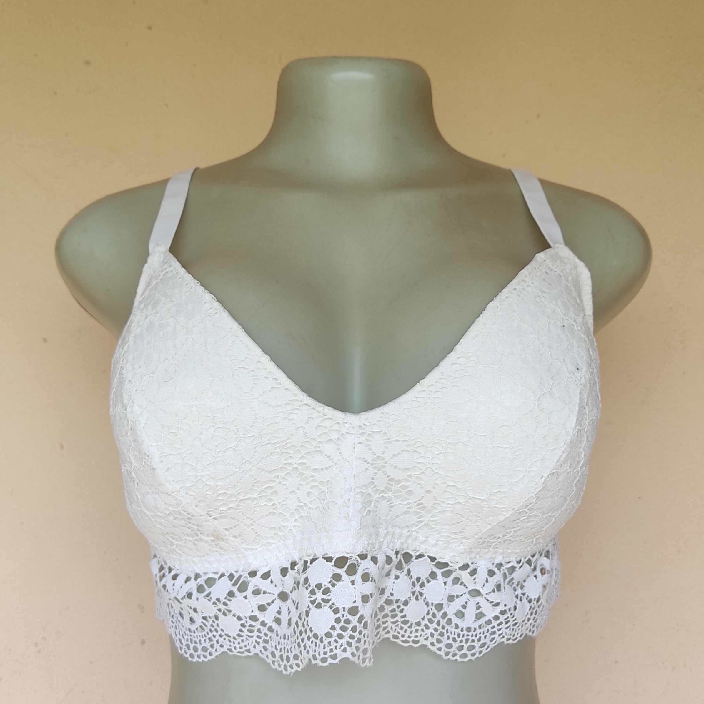 UK 16 - EOT Cream Bralette