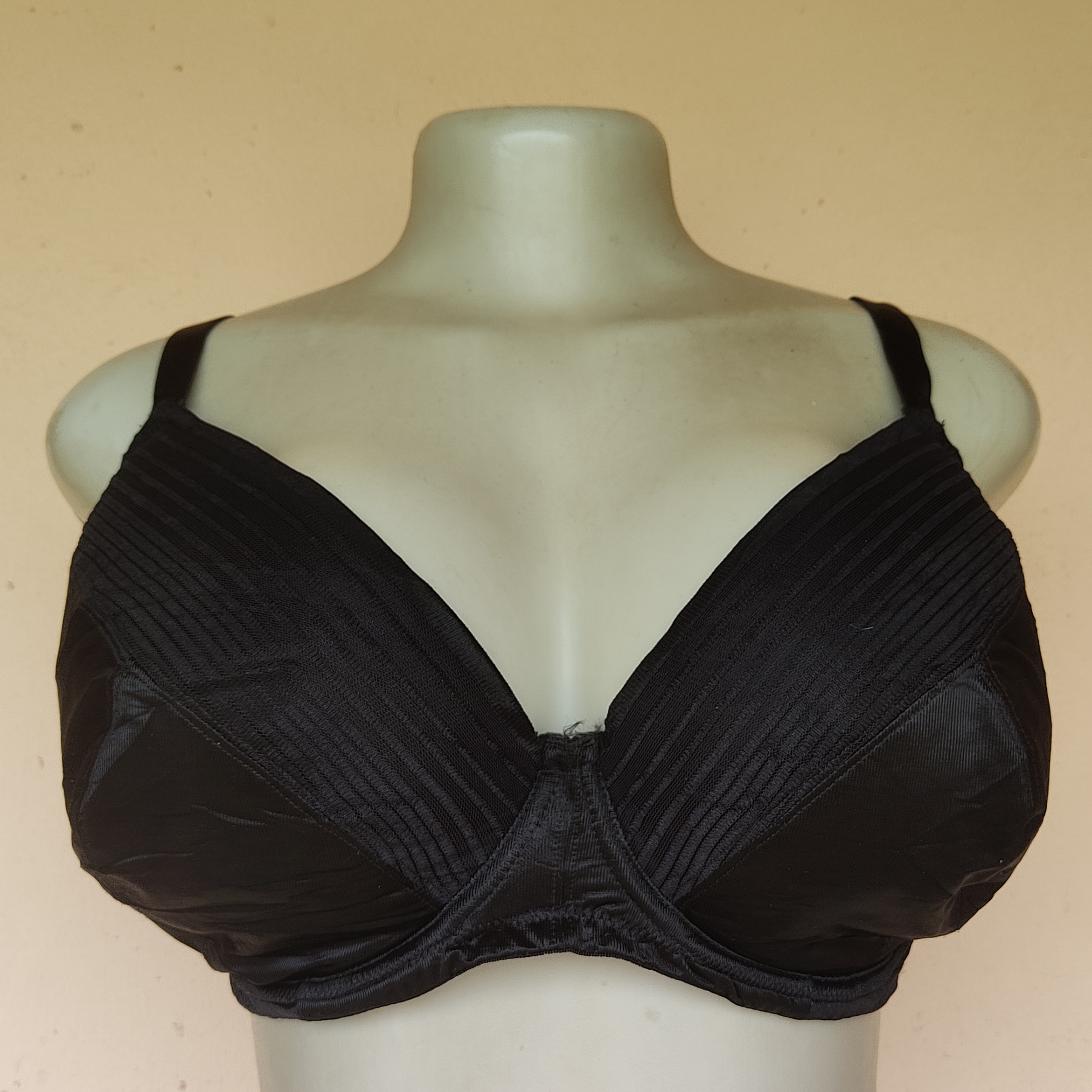 40DD – Unbranded  Black Light Padded Bra