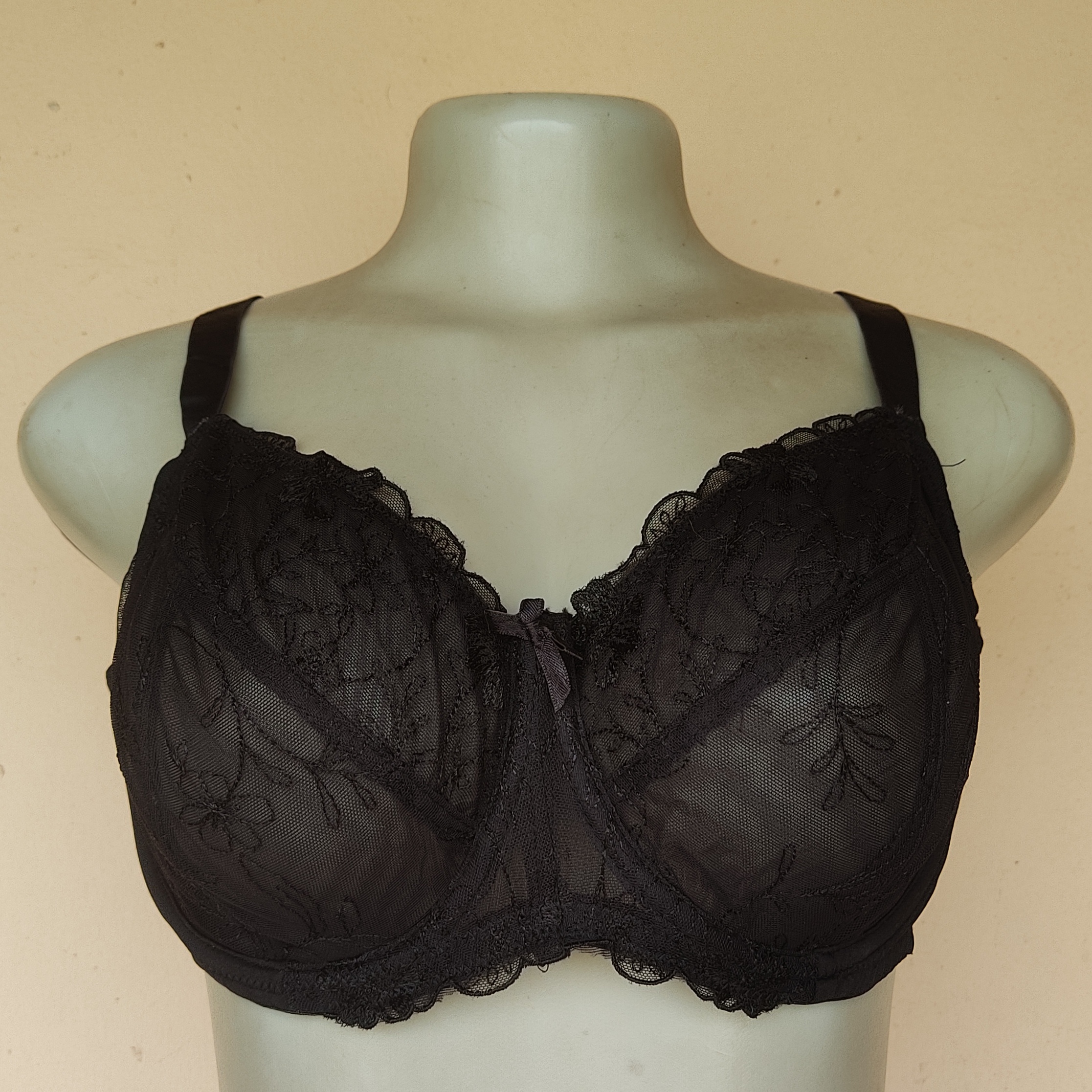 40DD- Unbranded Black Non Padded Bra