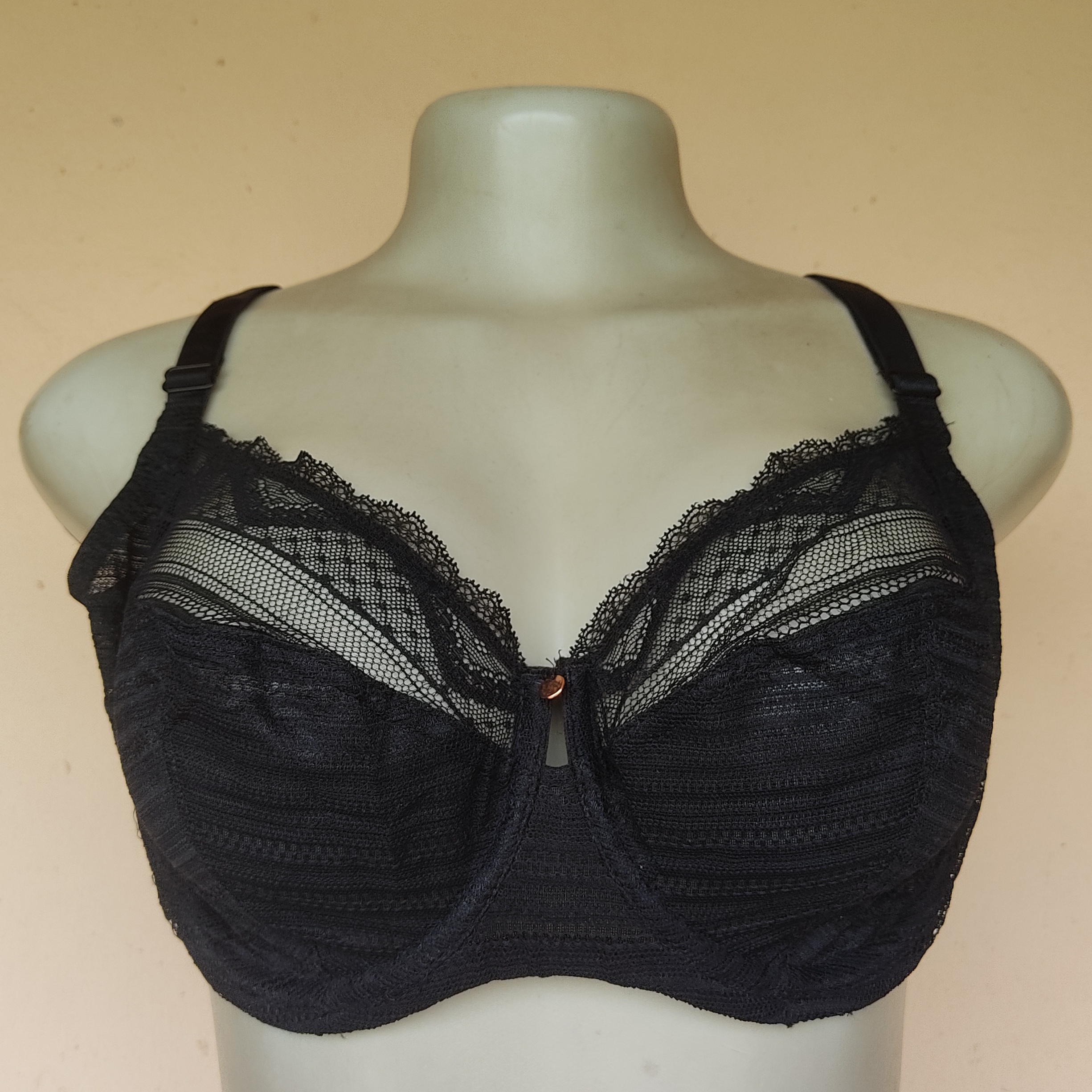 40D – M and S Black Non Padded Bra