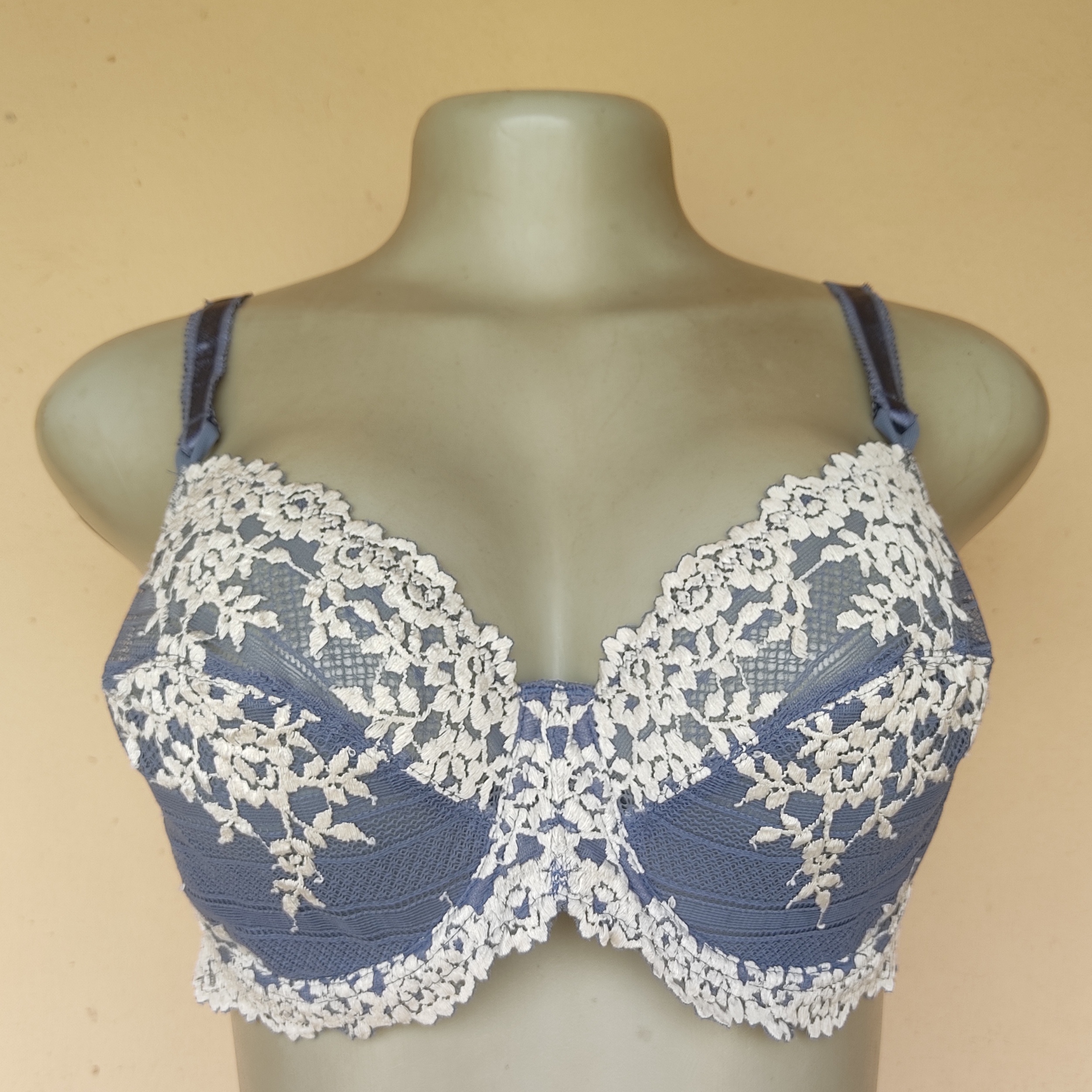 36D- Wacoal Pattern  Non Padded Bra