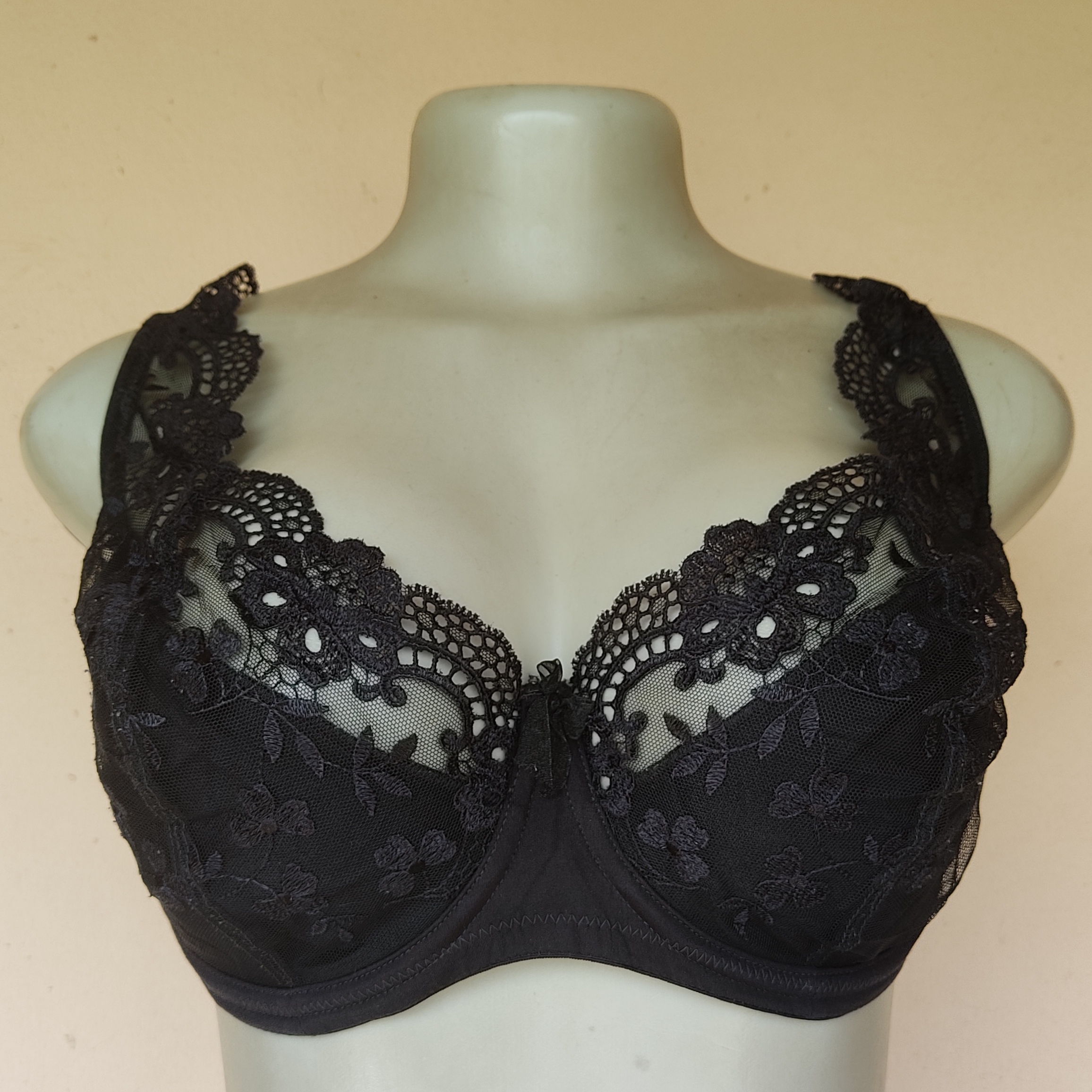 32GG- Unbranded Black Non Padded Bra